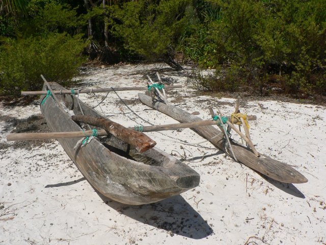 30- Une pirogue locale 